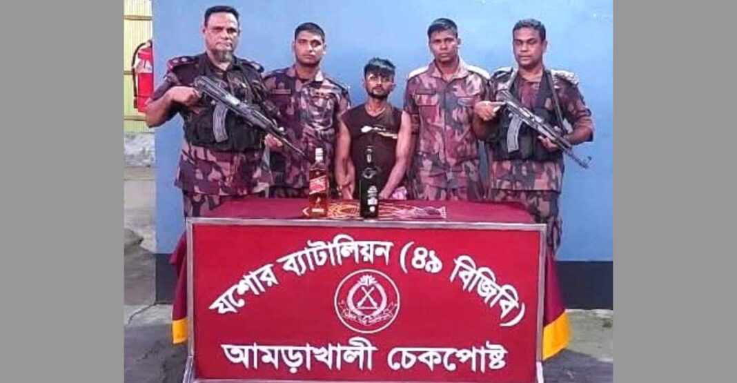 যশোরের শীর্ষ সন্ত্রাসী 'পিচ্চি রাজা' আটক: মদ ও বার্মিজ চাকু উদ্ধার